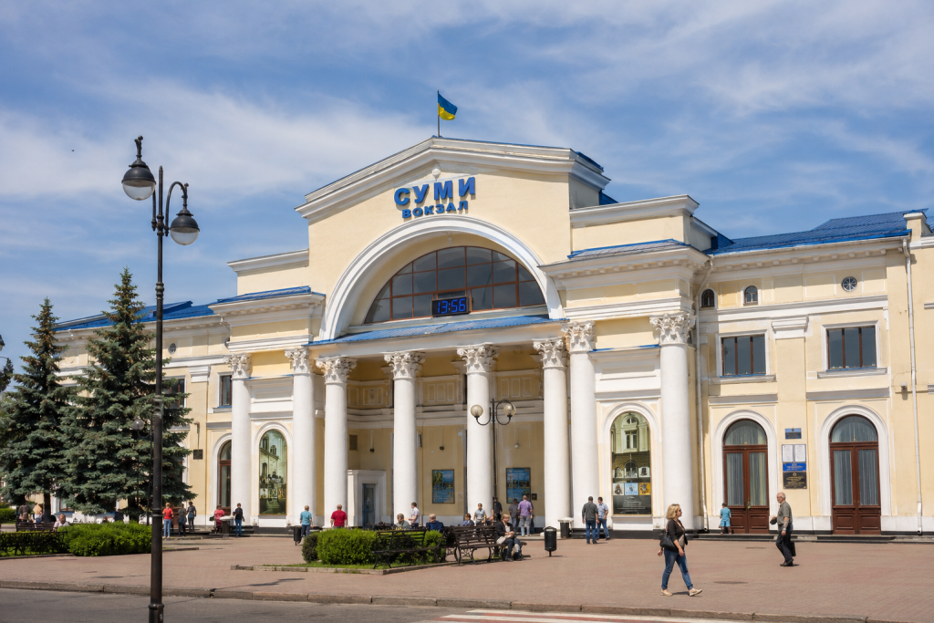 Будівля залізничного вокзалу Суми з колонами та українським прапором
