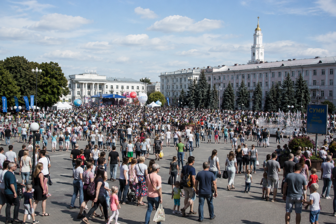 Центральна площа Сум під час міського свята з великою кількістю людей